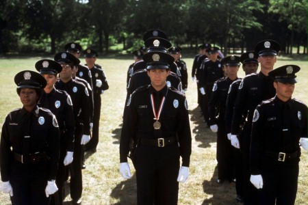     Akademia Policyjna - świetna komedia czy kiczowata historia o stróżach prawa?